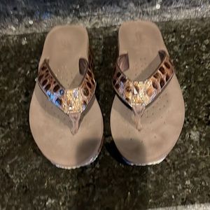 Woman’s sandals, brown, size 7.